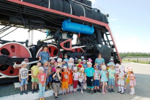 Возле памятника паровозу